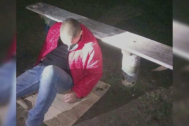 У Дніпрі перехожий знайшов чоловіка з ножем в животі. Фото 18+