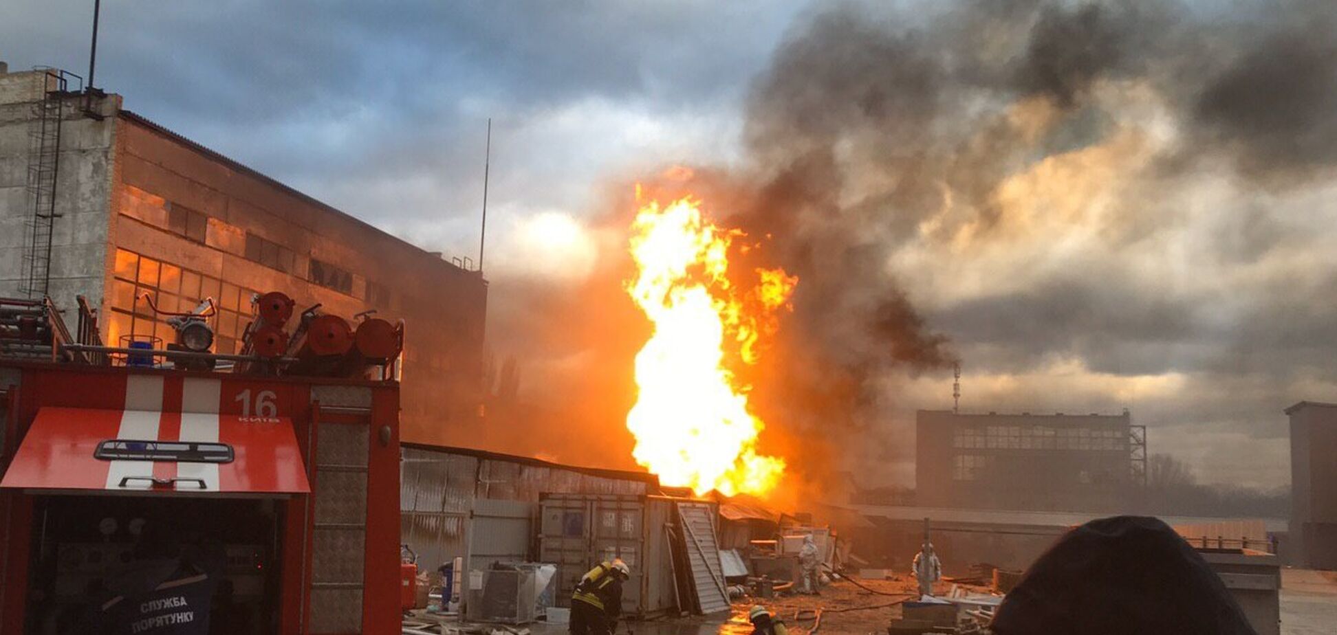 'Ртутная бомба': в Киеве на заводе 'Радикал' произошел мощный пожар, слышны взрывы