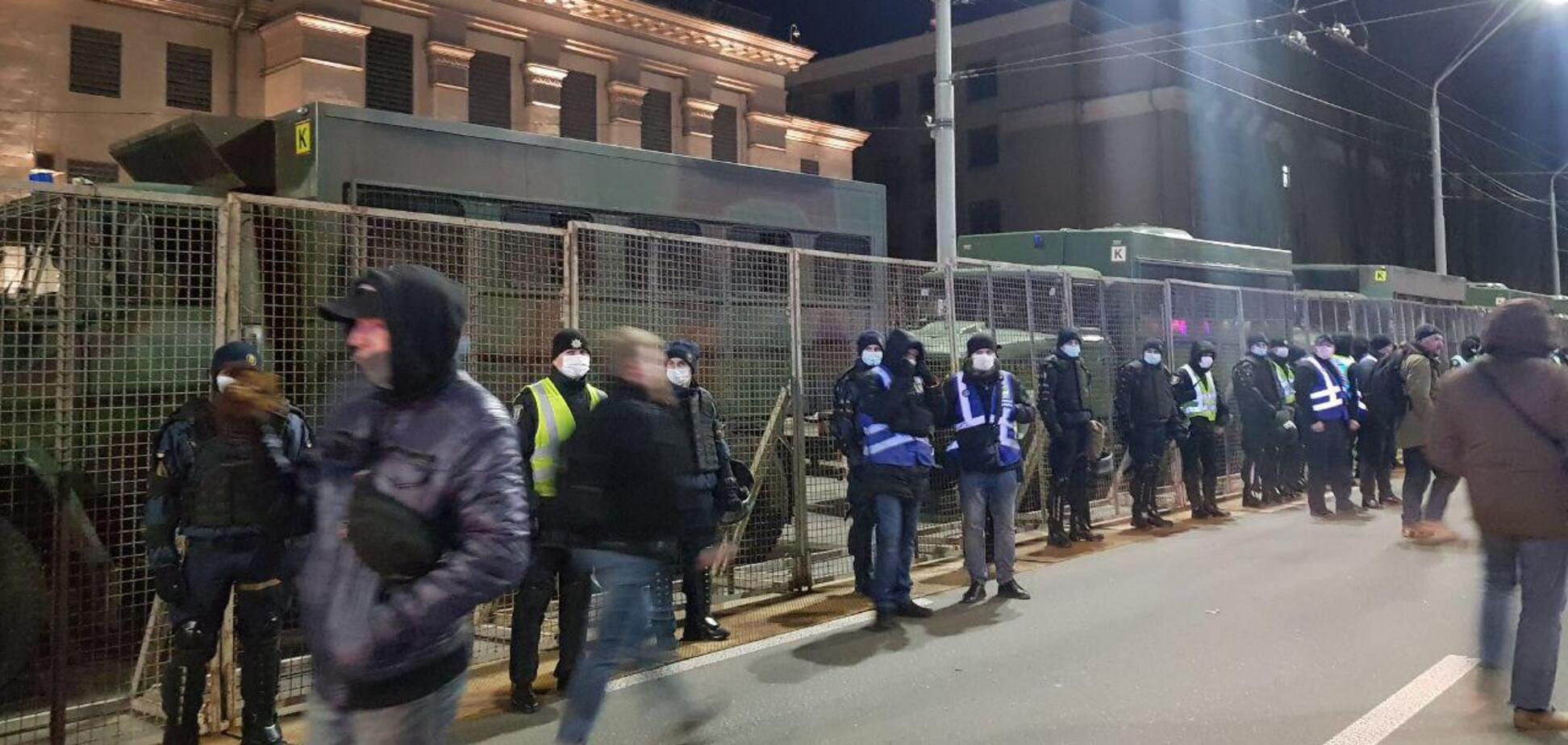 Посольство Росії в Києві огородили військовою технікою. Фото і відео