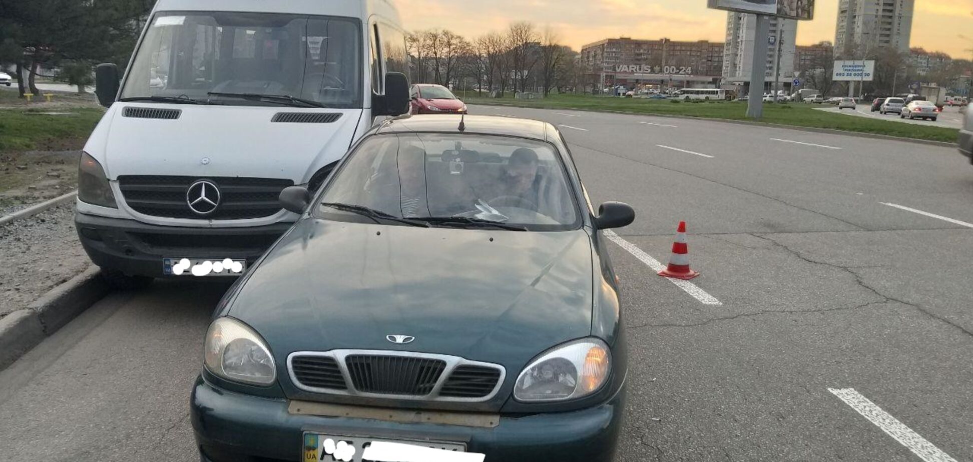 У Дніпрі водій врізався в маршрутку і кидався на поліцейських. Фото
