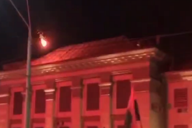По посольству РФ в Києві вдарили з ракетниці. Відео