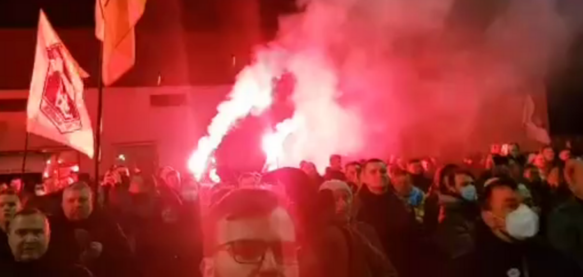 Під посольством Росії в Києві порвали прапор агресора. Відео