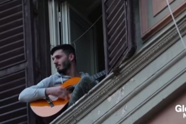 Коронавірусе, йди! Вся Італія співає пісні з вікон і балконів. Відео, що надихає