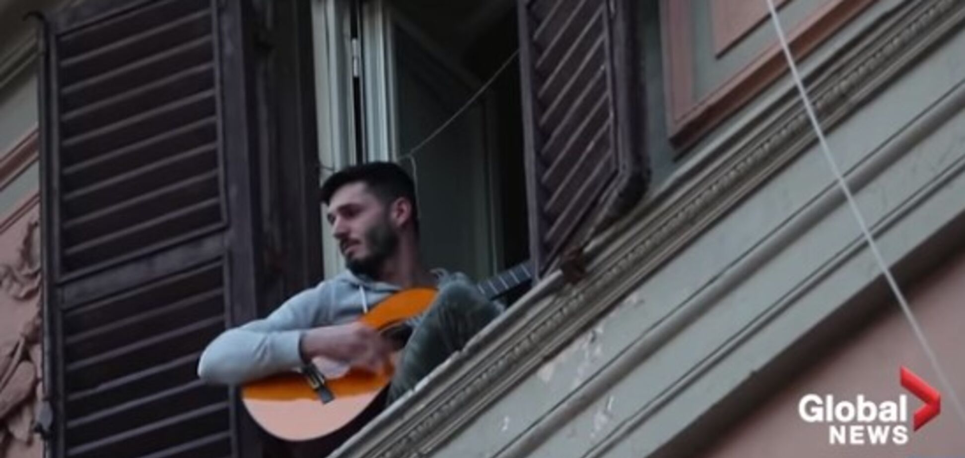 Коронавірусе, йди! Вся Італія співає пісні з вікон і балконів. Відео, що надихає
