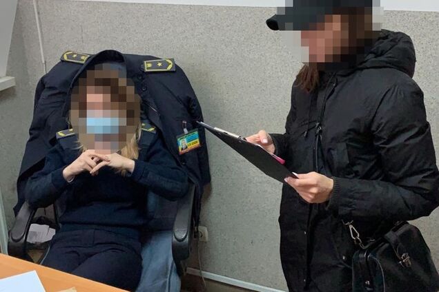 На Галицькій митниці затримали інспекторку при отриманні хабара