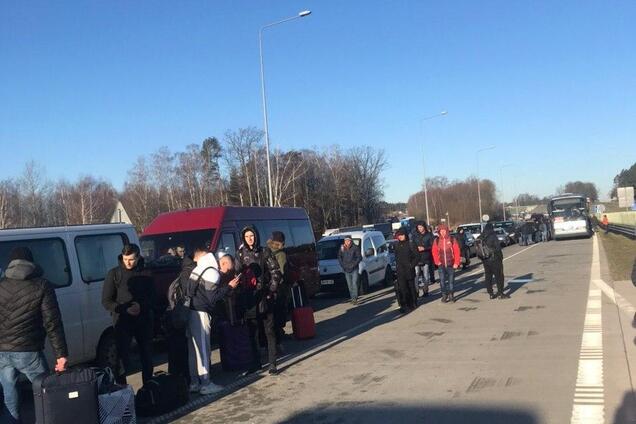 Граница с Польшей закрыта, тысячи украинцев не могут попасть домой: эксклюзивные детали