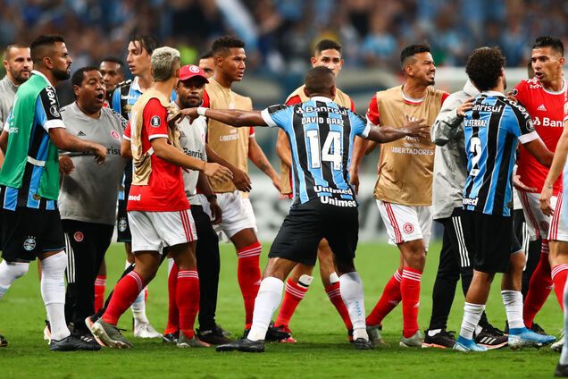 Футболисты на Кубке Либертадорес превратили матч в массовую драку