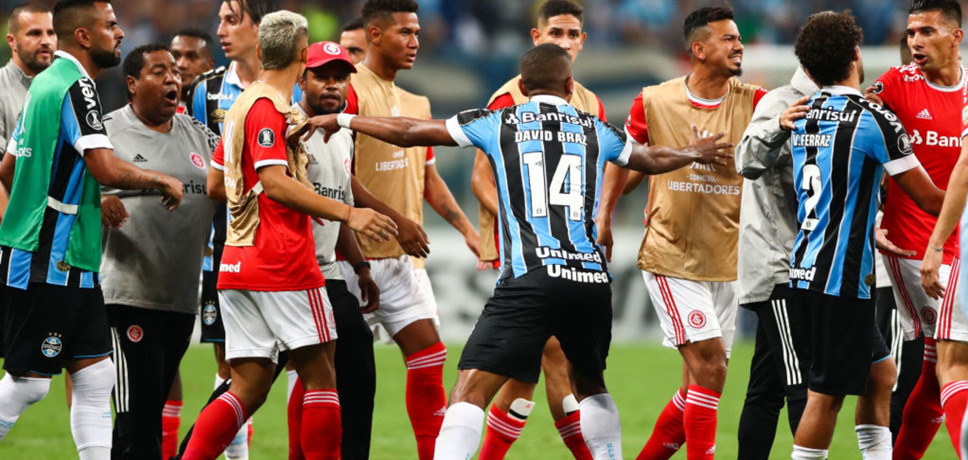 Футболисты на Кубке Либертадорес превратили матч в массовую драку