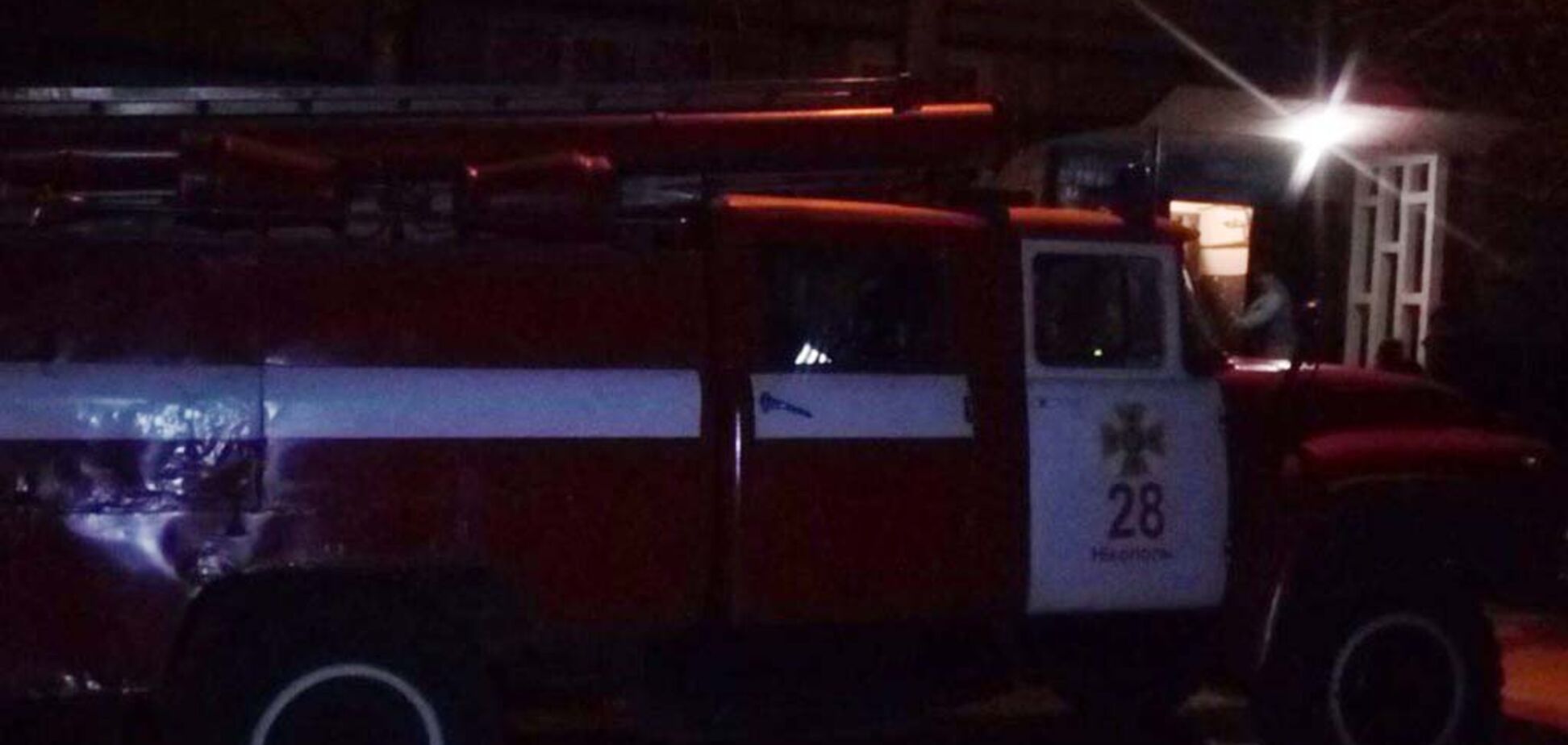На Дніпропетровщині рятувальники винесли двох осіб з палаючої квартири. Відео