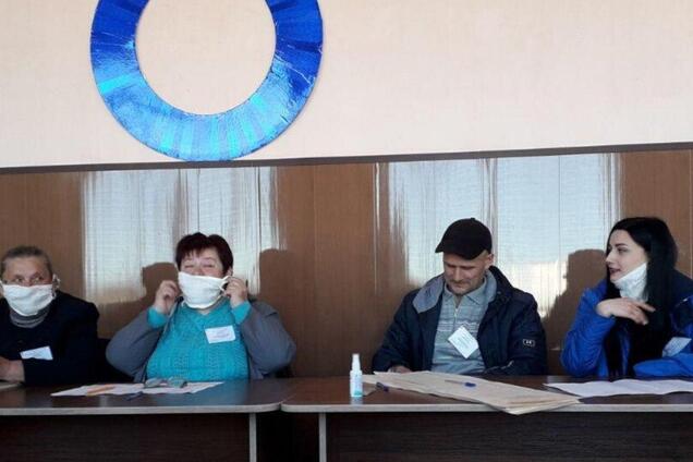 На Харьковщине устроили выборы нардепа в масках: все детали