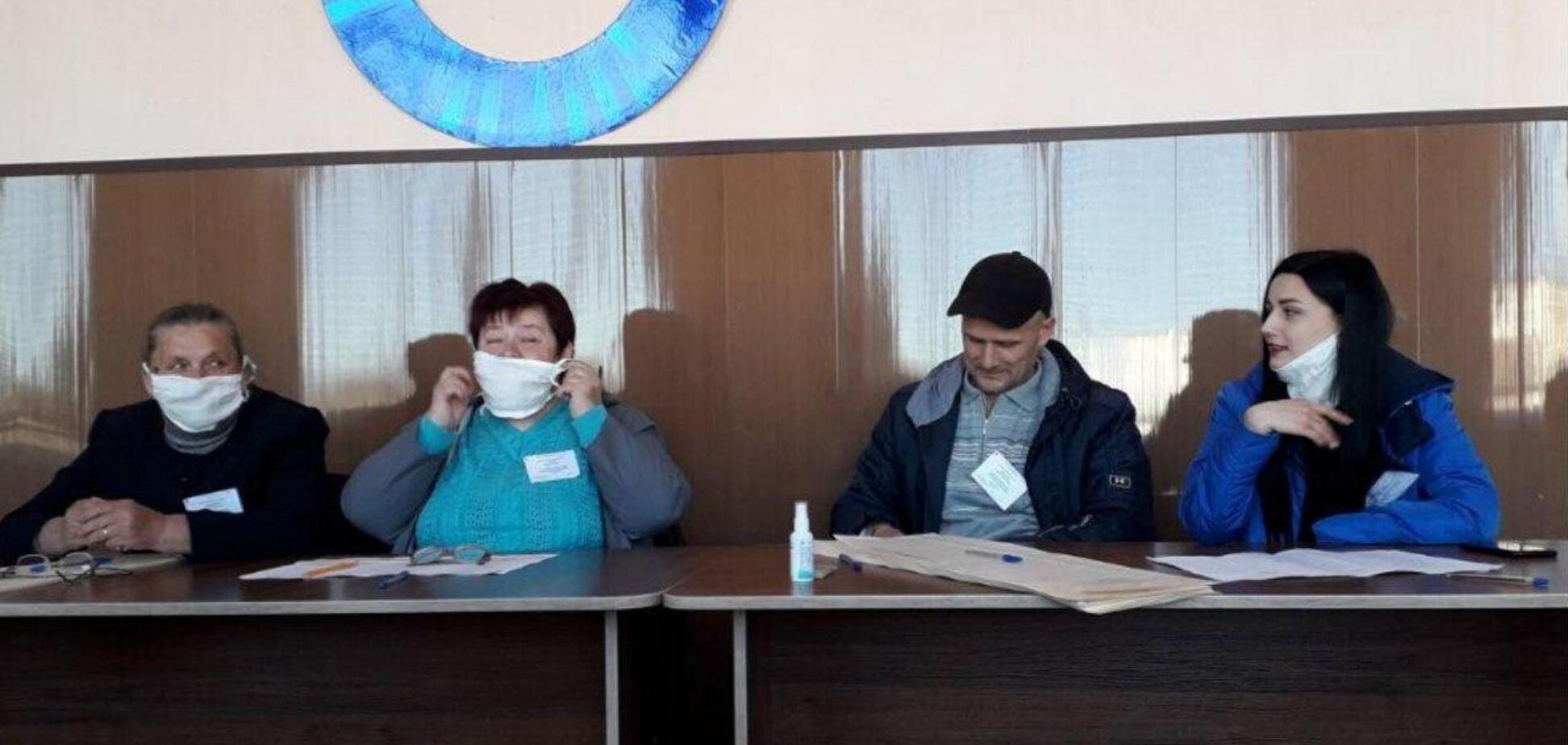 На Харківщині влаштували вибори нардепа в масках