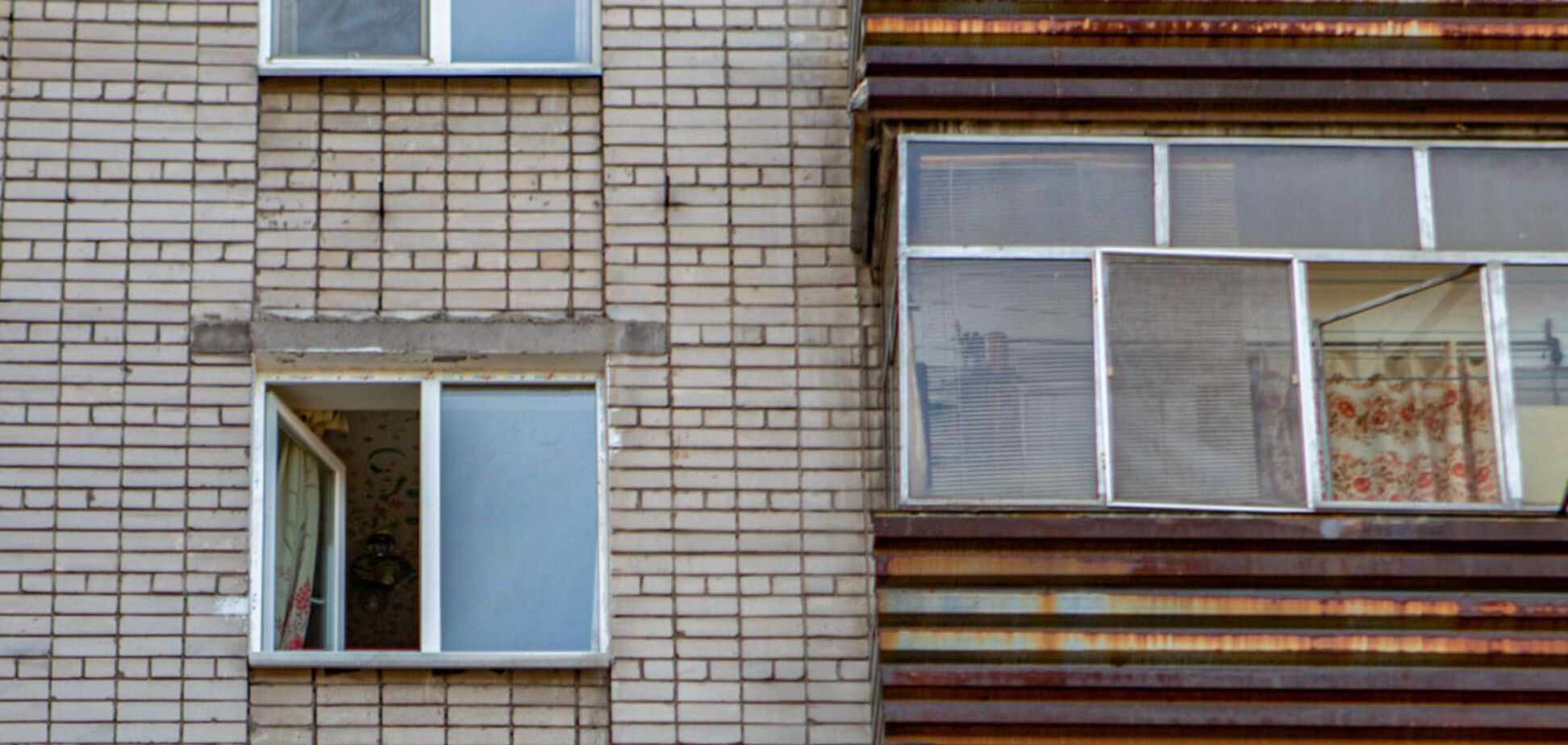 У Дніпрі хлопець вистрибнув з вікна 4 поверху: підозрюють спробу суїциду