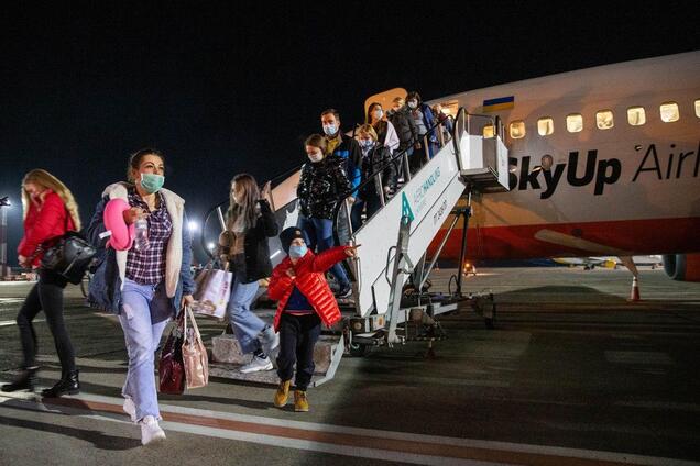 До "Борисполя" прибув спецборт із евакуйованими з Італії українцями