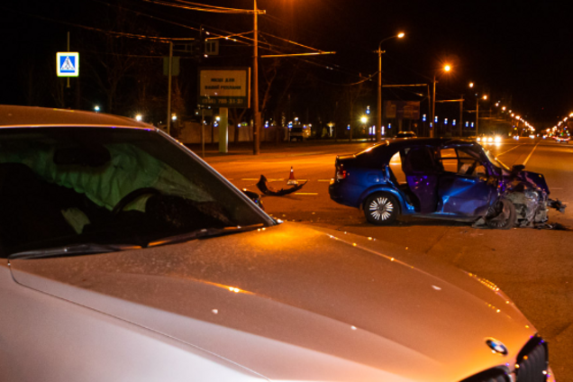 В Днепре Chevrolet на огромной скорости врезался в BMW: прохожие вытаскивали пострадавших