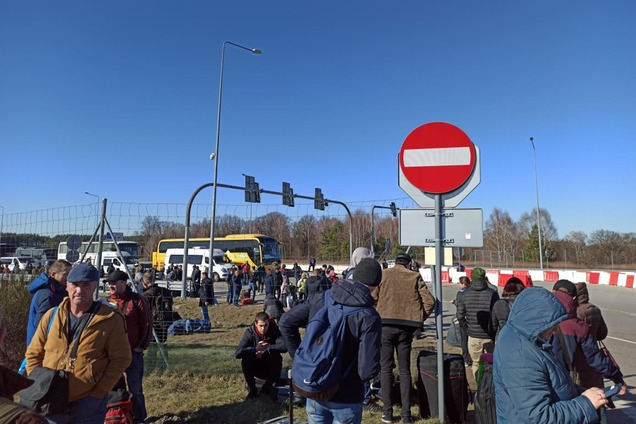 Сотни людей застряли на границе Украины с Польшей: названы действующие КПП