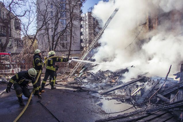 У центрі Києва спалахнула масштабна пожежа