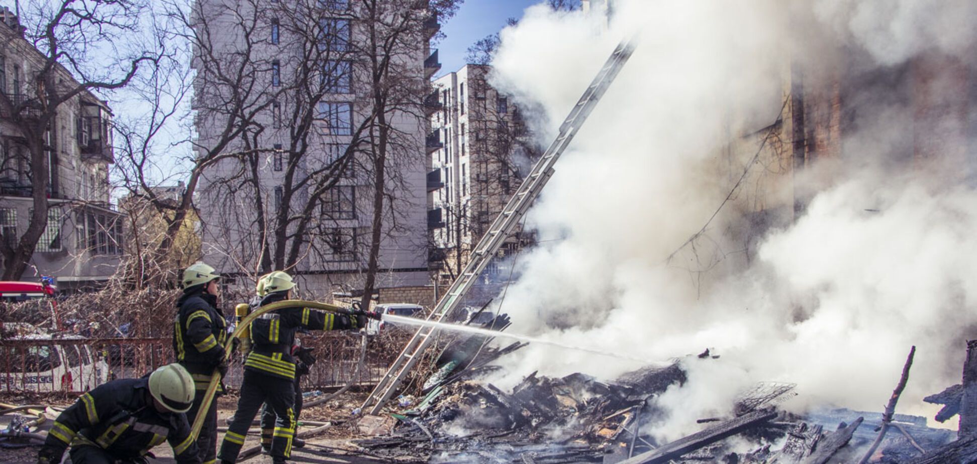 У центрі Києва спалахнула масштабна пожежа