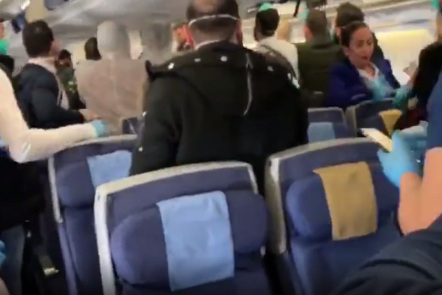 У літаку з Саудівської Аравії побили пасажира, який спеціально чхав на сусідів. Відео
