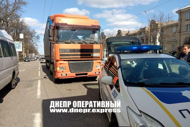 У Дніпрі фура переїхала жінку. Відео ДТП 18+