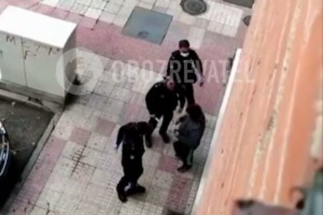 Полицейские загоняют людей домой: появилось показательное видео карантина в Испании