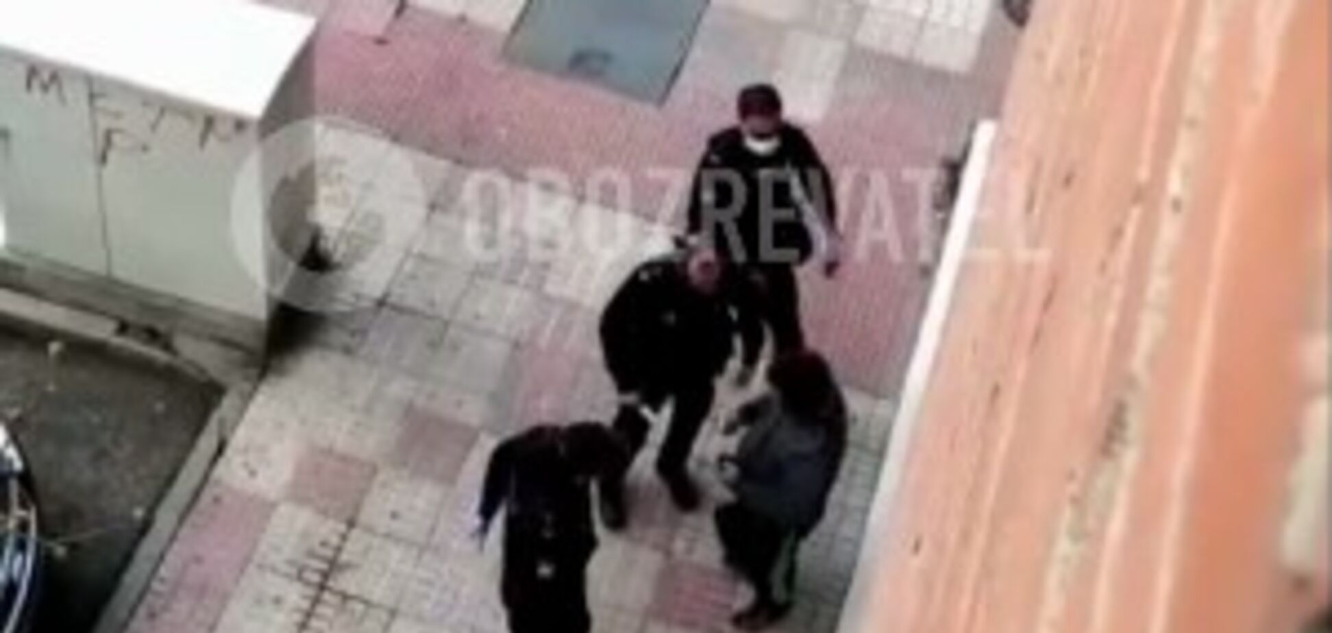 Полицейские загоняют людей домой: появилось показательное видео карантина в Испании