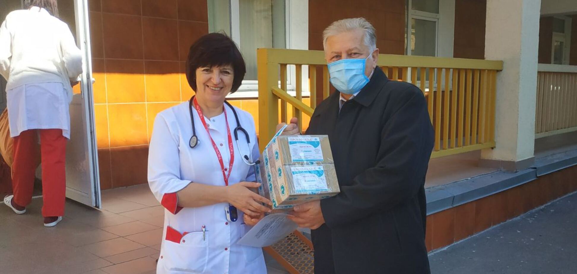 Медперсонал украинских больниц обеспечивают противовирусными препаратами