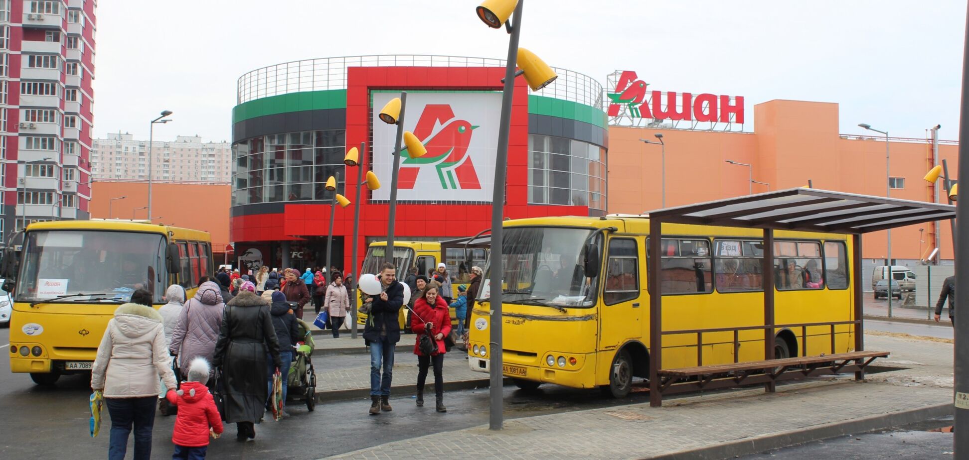 У київському 'Ашані' люди розгребли всі продукти, залишивши порожні полиці. Ексклюзивне відео