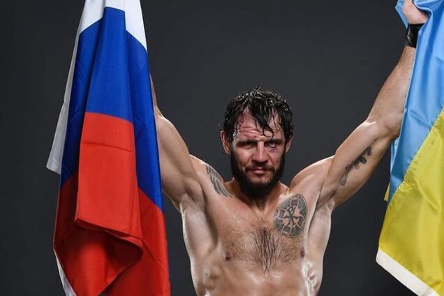 Украинский боец UFC после победы выложил фото с российским флагом