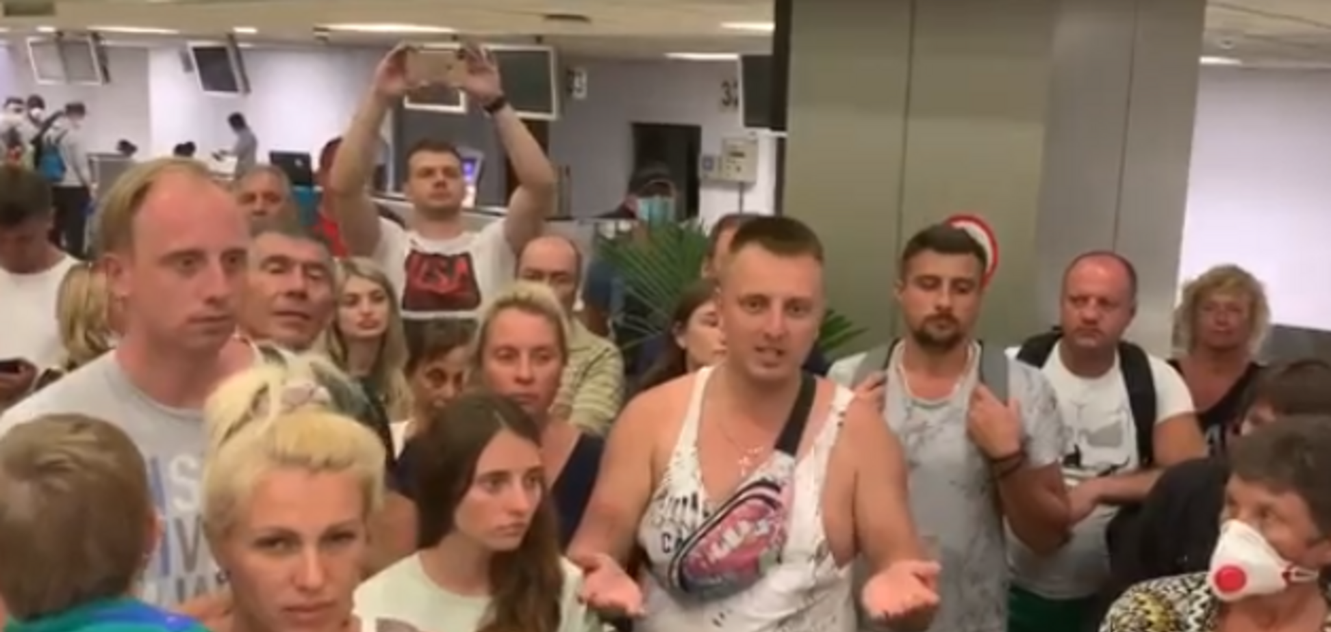 На Шрі-Ланці 105 українців не пустили у літак