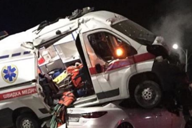 У Вінниці швидка допомога потрапила в страшну ДТП. Фото і відео