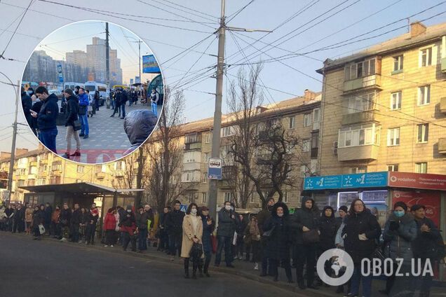 У Києві люди скупчуються на зупинках і забиваються у маршрутки, незважаючи на карантин