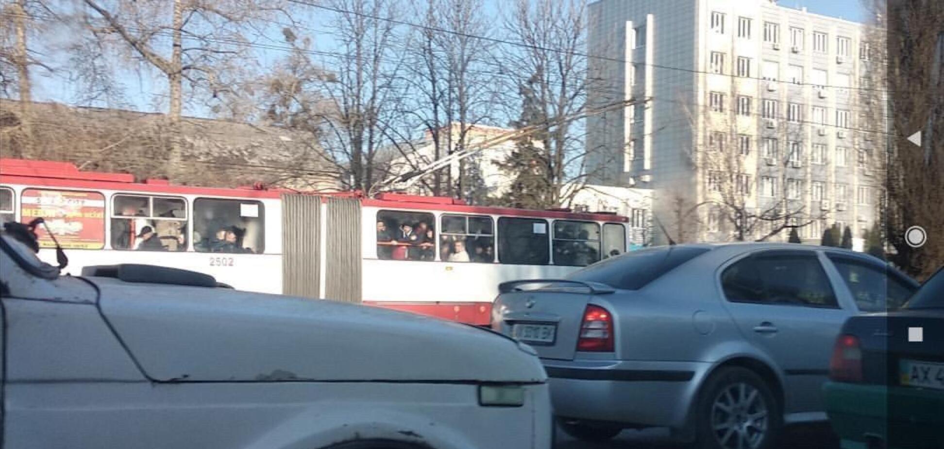 В Харькове устроили давку в транспорте, нарушив карантин