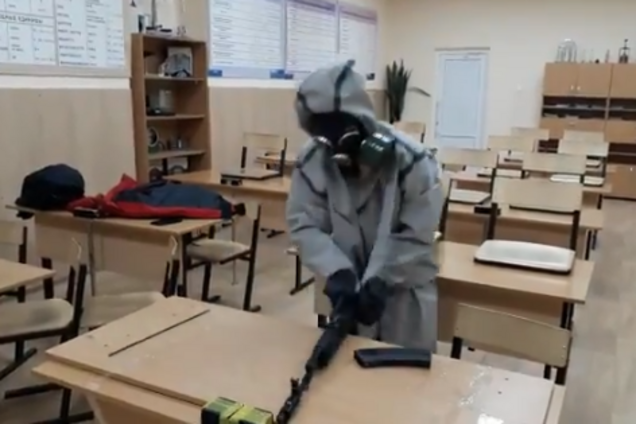 Окупанти в Криму змусили школярів розбирати автомат в ОЗК