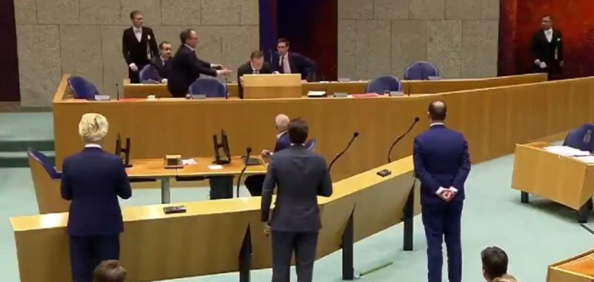 Глава Минздрава Нидерландов упал в обморок перед дискуссией о коронавирусе. Видео