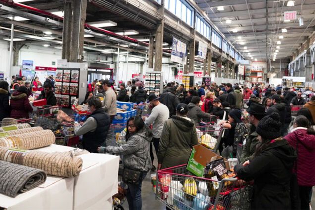 Американцы массово скупают оружие и дерутся в магазине из-за продуктов