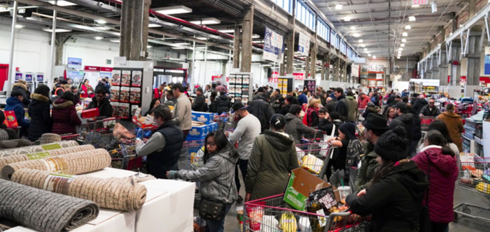 Американцы массово скупают оружие и дерутся в магазине из-за продуктов