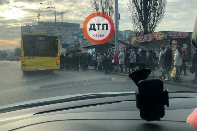 Огромные очереди на остановках Киева из-за карантина