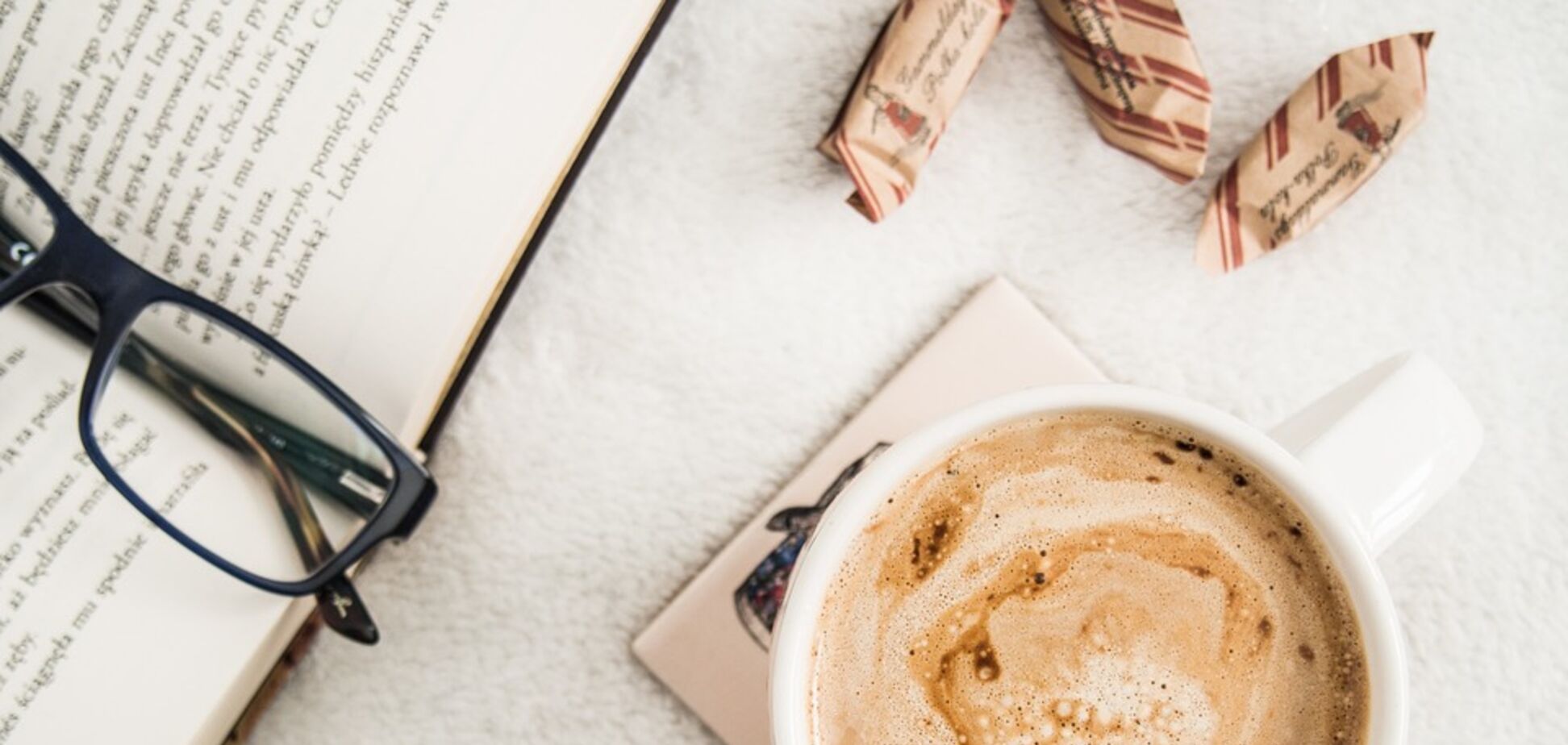 Что почитать на карантине: 5 захватывающих книг для поднятия настроения