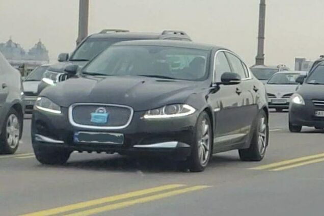 Украинцы начали цеплять противовирусные маски на машины. Фото