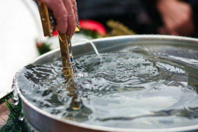 На Закарпатье священник окропляет улицы святой водой от коронавируса. Видео