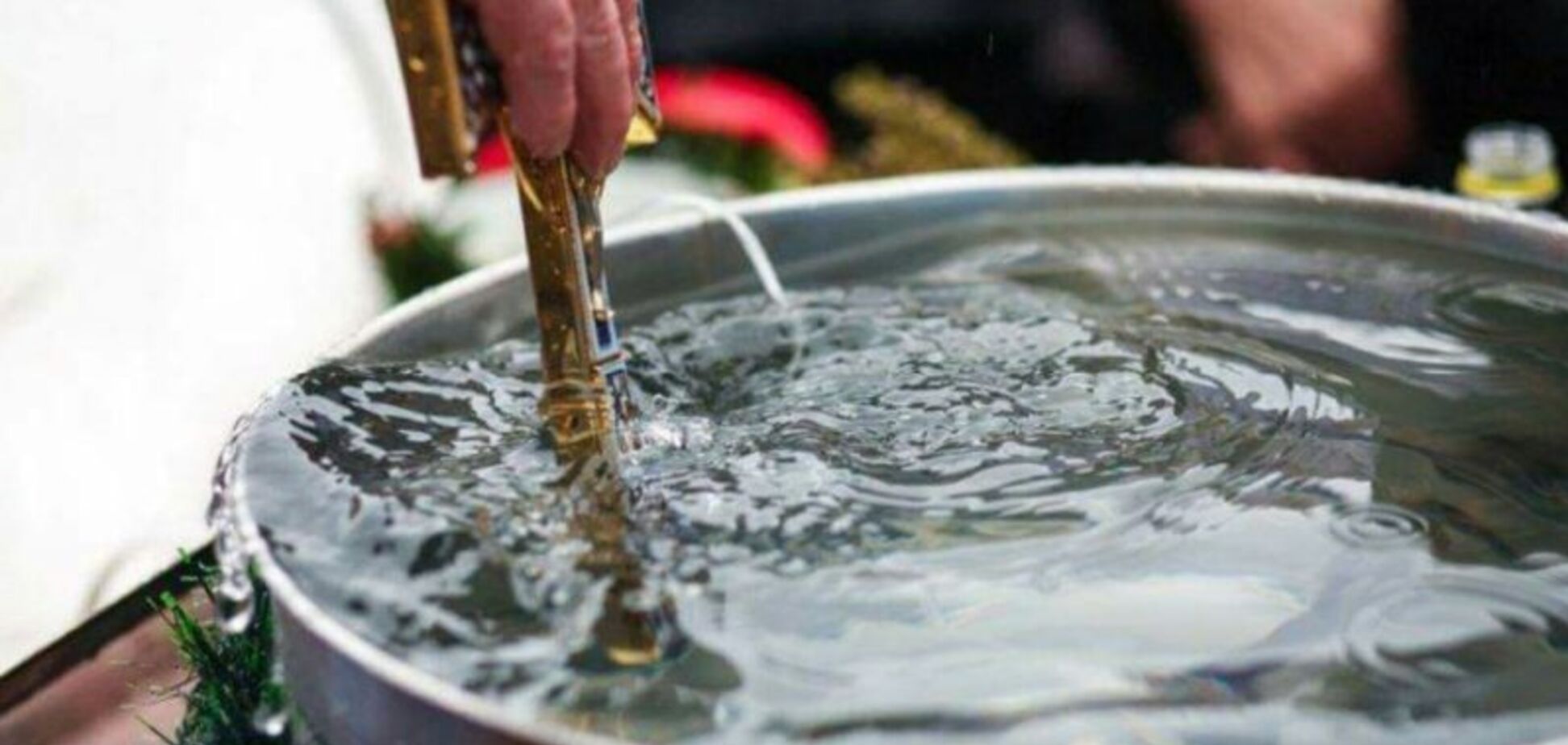 На Закарпатье священник окропляет улицы святой водой от коронавируса. Видео