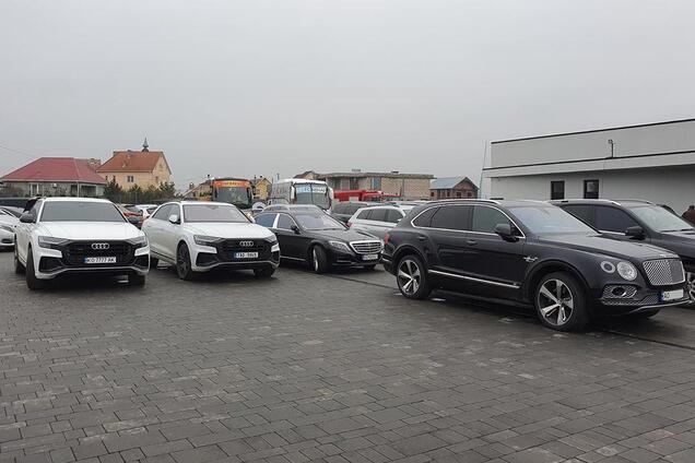 Украинское село удивило парковкой с дорогими авто на $600 000