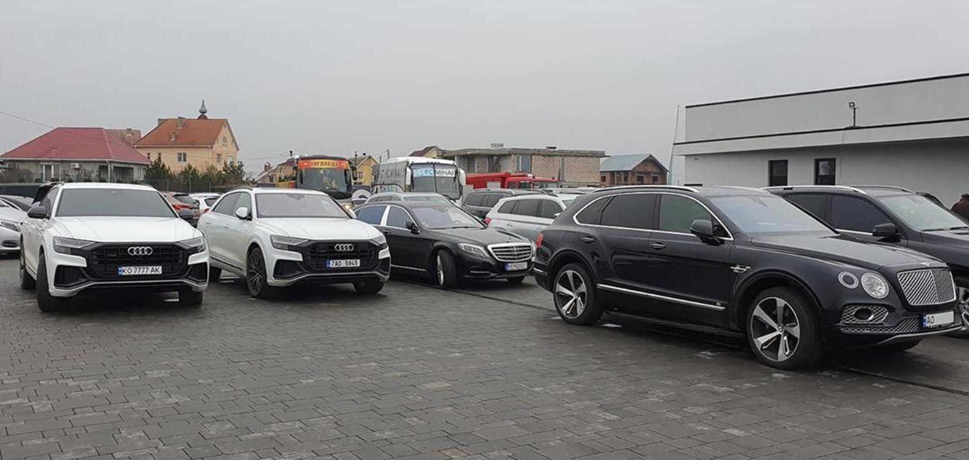 Українське село здивувало стоянкою з дорогими авто на $600 000