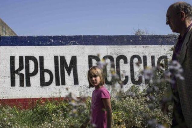 Офіцер показав, як Росія в Криму спотворює дітей. Фото