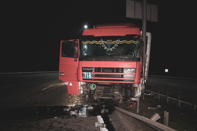 У Києві фура з п'яним водієм знесла відбійник і влетіла в стовп