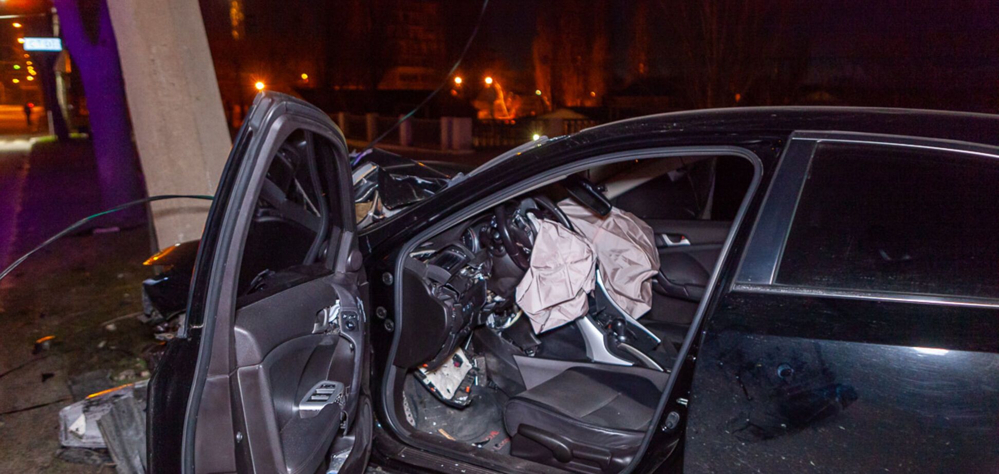 В Днепре водитель влетел в столб на скорости 140 км/час. Видео