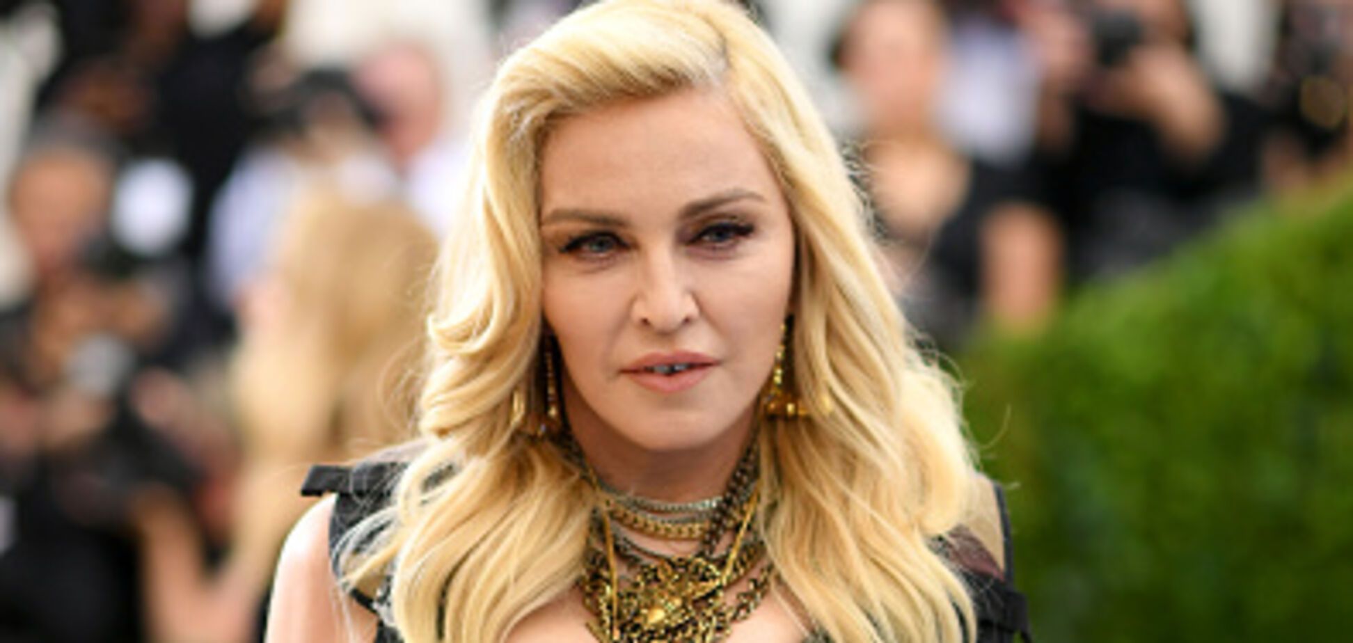 Мадонна впала зі стільця під час концерту в Парижі