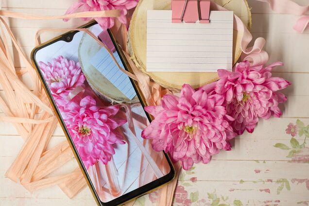 Что подарить на 8 Марта: подарки для мамы, жены, девушки, учителя или коллеги