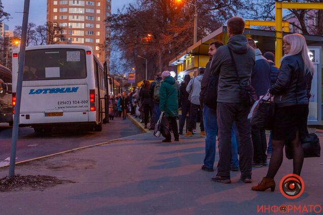 Транспортный коллапс в Днепре: люди не смогли добраться домой и разбили маршрутки