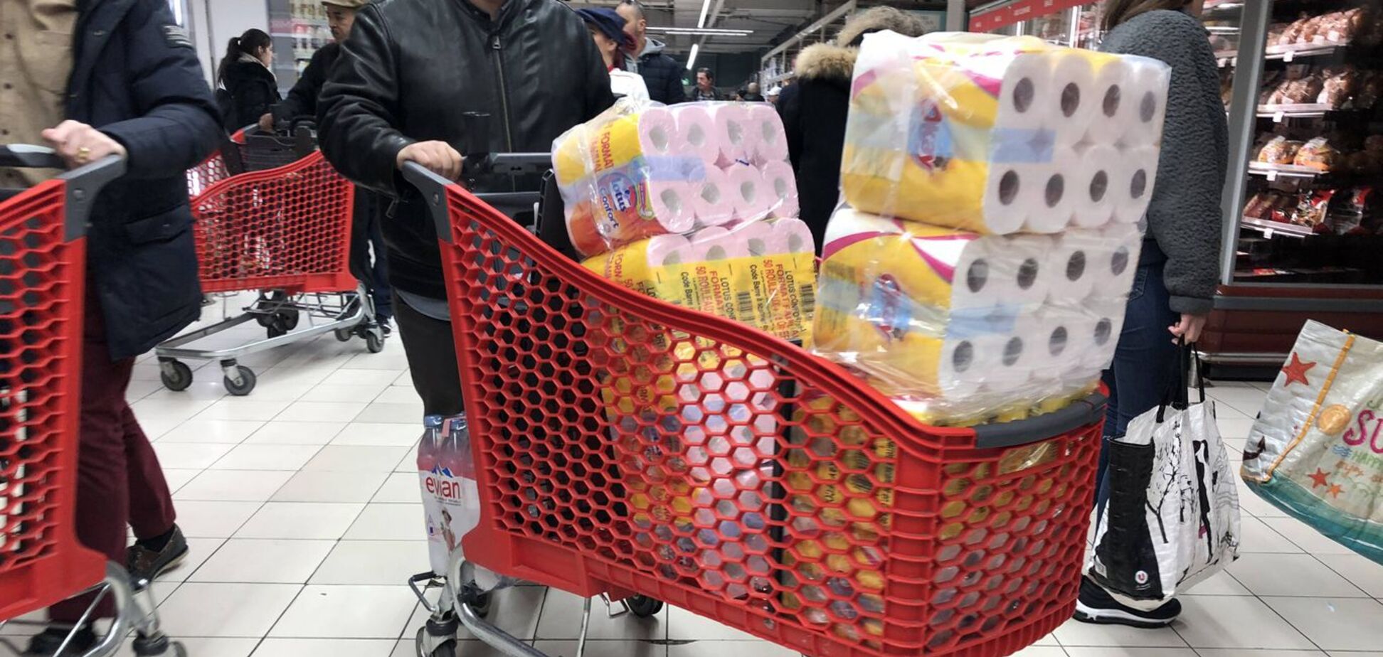 Почему люди скупают туалетную бумагу в разгар карантина: 7 версий ажиотажа